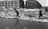 Snömodd och översvämning bland annat i Varberga 1 februari 1966

Kvinnor vadar i vattensamling på vintrig gata
