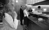 Teatergrillen den 11 mars 1965.

I restauranten. Serveringspersonal och andra personer.