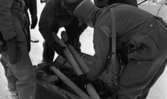 Rycket in i lumpen 8 februari 1966

Två soldater packar ur en militärkoffert under en övning en vinterdag.