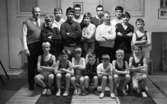 Tyngdlyftarreportage 31 januari 1966 

Sjutton pojkar i yngre och äldre tonåren klädda i träningskläder och som sysslar med tyngdlyftning står uppställda för fotografering tillsammans med sin tränare som är en äldre man. De befinner sig inne i en träningslokal. Han står längst ut till vänster på bilden.