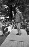 Mannekänguppvisning 9 juni 1965.

Modevisning av kläder. En manlig modell. Visar kläder från Hagenfeldt