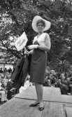 Mannekänguppvisning 9 juni 1965.

Modevisning av kläder. En kvinnlig modell. Visar kläder från Atelje Laila.