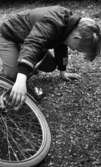 Cyklar farliga, 28 maj 1966

En liten pojke klädd i jacka och byxor sitter på marken intill sin ikullslängda cykel.