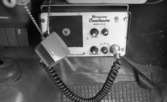 Beg. bilar, Ferieskola, Bodenkille slog rekord 14 juli 1966

Närbild på en bilradio med tillhörande högtalarmikrofon. På radion står texten 