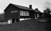 Hus 30 juni 1966

Bild på ett hus i mörkt tegel.