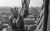 Lever farligt i kyrkotorn 21 juli 1966

En byggnadsarbetare jobbar på hög höjd uppe i Olaus Petri kyrktorn. I bakgrunden syns Örebro stad med ett stort antal hus.