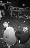 Natt 700 14 juni 1965.

Örebro stad firar 700-årsjubileum.
Man och kvinna i förgrunden på festivalplatsen.