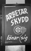 Hårnät för Mods den 6 mars 1965.

Informationsskylt rörande arbetarskydd på Centrala Verkstadsskolan i Örebro.