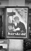 Hårnät för Mods 6 mars 1965.

Informationsskylt om hårskydd på Centrala verkstadsskolan.