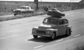 Tungt lastade bilar 18 juli 1966. 
Bilarna är en PV544 och en Borgward Isabella.