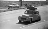 Tungt lastade bilar 18 juli 1966. 
Bilarna är en PV544 och en Borgward Isabella.