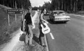 Liftare 22 augusti 1966

Mannen med gitarr heter Greger Agelid. Han var med i gruppen Country Road från Örebro på 1970-talet.