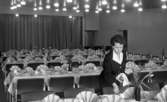 Konsum festvåning 6 mars 1965.

Kvinna som dukar ett bord.