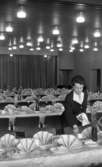 Konsum festvåning 6 mars 1965.

Kvinna som dukar ett bord