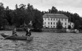 Svartå Herrgård 28 juli 1966

I en sjö utanför Svartå Herrgård sitter två herrar klädda i kostymer, skjortor och slipsar. Den ene ror och den andre fiskar med ett spö i sina händer. Herrgården syns i bakgrunden.