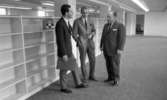 Mosåsflicka, Brandkårsuppvisning, Harar, Transportkillar 27 maj 1967

Tre herrar klädda i kostymer, skjortor och slipsar står och samtalar.