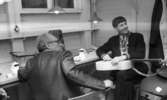 Natt 702, 12 juni 1967

Harry Brandelius och Jokkmokks-Jocke sitter och samtalar i en loge. Harry Brandelius är klädd i kostym och Jokkmokks-Jocke är klädd i samedräkt och har en gitarr i knät.