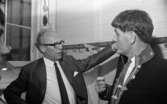Natt 702, 12 juni 1967

Harry Brandelius och Jokkmokks-Jocke sitter och samtalar i en loge. Harry Brandelius är klädd i kostym och Jokkmokks-Jocke bär samedräkt samt håller en gitarr i knät.