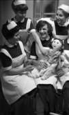 Sköterskor 2 april 1965

Nyutexaminerade barnsköterskor med docka, vårdskolan.
