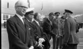 Kungen I3 28 augusti 1967

Kung Gustav VI Adolf besöker Örebro Livregementes Grenadjärer i Grenadjärsstaden. Ett antal män står uppställlda på regementsgården. Vissa är klädda i mörka kostymer och vissa är klädda i militäruniform. Kungen är i färd med att skaka hand med en man som är klädd i mörk kostym, vit skjorta och ljus slips. Kungen är också klädd i militäruniform.