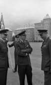Kungen I3 28 augusti 1967

Kung Gustav VI Adolf besöker Örebro Livregementes Grenadjärer i Grenadjärsstaden. Flera män står uppställlda på regementsgården klädda i militäruniformer liksom kungen. En av militärerna har en befälsbricka runt halsen och en fana i handen.