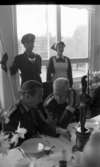 Kungen I3 28 augusti 1967

Kung Gustav VI Adolf besöker Örebro Livregementes Grenadjärer i Grenadjärsstaden. Han sitter vid ett dukat bord en matsal på regementet tillsammans med militärer och andra personer. På bordet står statyetter föreställande soldater i miniatyr på ömse sidor om mattallriken. Bakom kungen står en militär med befälsbricka om halsen samt en fana i handen. På ömse sidor om militären står kvinnor klädda i arbetsuniformer och förkläden. Kungen samtalar med mannen som sitter bredvid.