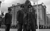 Kungen I3 28 augusti 1967

Kung Gustav VI Adolf besöker Örebro Livregementes Grenadjärer i Grenadjärsstaden. Han står på regementets gård tillsammans med fyra militärer. Alla är klädda i militäruniformer. Publik tittar på i bakgrunden.