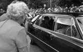 Kungen Museet 28 augusti 1967

Kung Gustav VI Adolf sitter i baksätet på en bil utanför Örebro Läns Museum klädd i militäruniform. Han ler. I framsätet sitter en annan man i militäruniform. En äldre dam i ljus klänning och med pärlhalsband om halsen fotograferar honom. Ytterligare åskådare betraktar kungen.