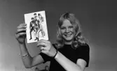 Orubricerad, Oscarianskt, Bara skämt, KF distrikt årsmöte 17 maj 1967

En leende tonårsflicka klädd i svart T-tröja håller fram en idolbild på en musikgrupp. Hon har ringar på fingrarna och ett armbandsur kring vänster handled. Runt höger handled har hon ett armband.