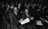 Orubricerad, Oscarianskt, Bara skämt, KF distrikt årsmöte 17 maj 1967

En publik bestående av kostymklädda herrar och damer sitter på stolar. Vissa applåderar och vissa håller i papper och broschyrer. Herrarna bär även vita skjortor och slipsar.