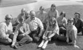 Kembels slutar, Blå stjärnan, 8 juli 1967

Elva personer sitter på en gräsmatta. Två av personerna är vuxna- en man och en kvinna. De övriga nio är flickor i yngre tonåren som är klädda i Blå stjärnan-tröjor. Två av flickorna bär glasögon. Mannen är klädd i ljus skjorta och ljusa byxor. Kvinnan är klädd i en uniform med basker till.
