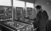 Knuttarna har bil 24 juli 1967

Två tonårspojkar spelar flipperspel i en fritidslokal. Den ene är klädd i mörk långärmad tröja, vit skjorta och mörka byxor. Den andre är klädd i mörk jacka och mörka byxor. Det står flera flipperspel i lokalen.