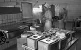 Anstalten Kumla 12 februari 1965.

Två ur kökspersonalen lagar mat.