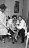 Doktorn är populär, 11 april 1967

Barnavårdscentralernas hälsokontroll.