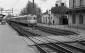 Frövi 2 juni 1967

Frövi järnvägsstation. Utanför stationshuset står ett tåg. En järnvägstjänsteman och en herre klädd i mörk kavaj och ljusa byxor syns på bilden.
