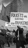 Första maj demonstration 2 maj 1967

Ett första-majtåg går genom centrala Örebro vid varuhuset Krämaren. I förgrunden syns två män klädda i rockar. Mannen till höger bär på en skylt med texten: 