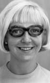 Glasögon 28 juli 1967

Närbild på en ljushårig kvinna med pagefrisyr. Hon har ett par glasögon och en vit tröja på sig samt vita pärlörhängen.