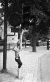 Barnen i trafiken 12 juli 1965
Trafiksäkerhet, pojke försöker nå tryckknappen på trafikljus