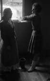 Karasko protesterar 18 mars 1965

Två kvinnor vid ett fönster