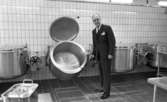 Anstalten Kumla 12 februari 1965.

Fängelsedirektören förevisar köket.