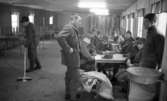 Manöver i Kilsbergen 1 21 februari 1967

En grupp soldater sitter vid bord i en sal i en byggnad i Kilsbergen. Tre stycken står upp. Alla är klädda i militäruniformer.