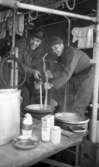 Manöver i Kilsbergen 1 21 februari 1967

Två militärer står inne i en köksavdelning i Kilsbergen och rör i en gryta. De är i färd med att laga mat till andra soldater.