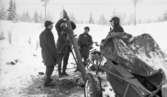 Manöver i Kilsbergen 1 21 februari 1967

Fyra militärer står invid en granatkastare i Kilsbergen. Alla bär militäruniformer. En avsoldaterna är i färd med att ladda granatkastaren. En vagn står i förgrunden. Det ligger fullt med snö på marken.
