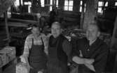 Jobbet och vi, Snickerifabrik 18 maj 1965

Tre äldre herrar poserar i snickerifabriken. 
Två herrar som arbetar i bakgrunden.