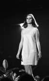 Miss Backfisch 9 oktober 1967

En modell går på catwalken klädd i en kort, vit klänning.
