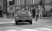 Vänstersväng med cykel 8 september 1967

Korsningen Rudbecksgatan 10/Fabriksgatan 18, Kvarteret Stinsen.