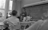 Matte Expr. i Norrbyskolan 8 december 1967

Elever sitter i skolbänkar i ett klassrum på Norrbyskolan under en matematiklektion. En manlig lärare klädd i ljus kostym, vit skjorta och svart slips står framme vid svarta tavlan. På den har han skrivit en massa tal och matematiska beräkningar. En kateder står bredvid honom.












































































 
































                                                                                                                                                                                                                                                                                                                                                                                                                                                                                                                                                                                                                                                                                                                                                                                                                                                                                                           























































































































                                                


































































   










































 










































































































































 



















































































 












































































 
































                                                                                                                                                                                                                                                                                                                                                                                                                                                                                                                                                                                                                                                                                                                                                                                                                                                                                                           





















































































































En man står utomhus mitt ibland en mängd julgranar och håller i en av dessa. Han är klädd i svart hatt, svart rock, mörka byxor och svarta skor.