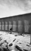 Anstalten Kumla 12 februari 1965.

Vid fängelsemuren.