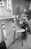 Gossen EK, Studentpräst, Läsklinik 18 jan 1968

En elev skriver på svarta tavlan, och en annan elev tittar 
på en plansch.