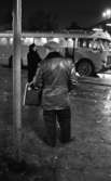 Hund, Rosenberg får medalj, Pendlaren 31 jan 1968  

På Örebro Busstation står en man och en kvinna och väntare på bussen.